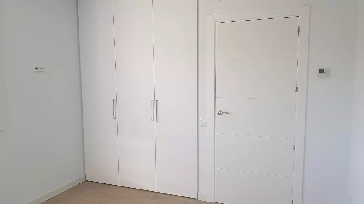puerta y armarios empotrados blancos Lacado de puertas