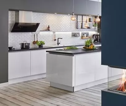 cocina moderna con suelo rustico